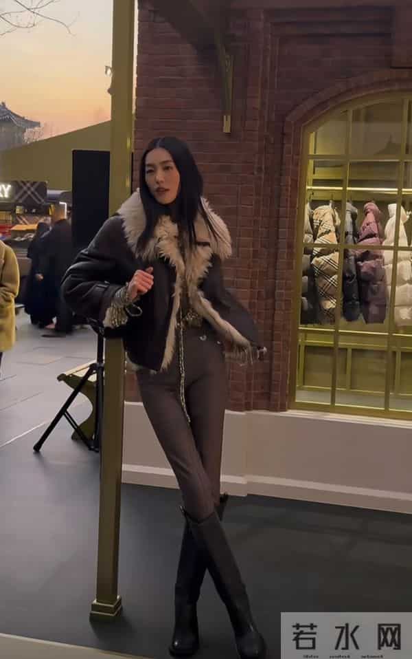 刘雯皮衣配皮靴，大长腿逆天！