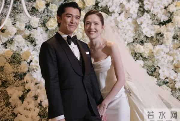 李靓蕾参加邱泽许玮甯婚礼，深V长裙开到胸口，想不被注意都难