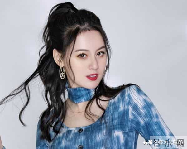 千万网红唐艺登台献唱，男观众高喊唐老鸭，中止表演要求观众道歉