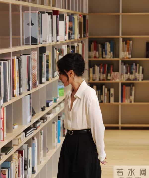 周迅化妆时的照片暴露了她的真实颜值，大眼睛的女星真的容易显老