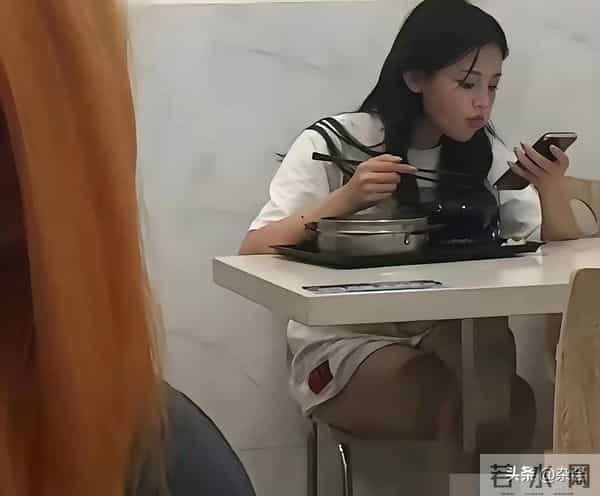 杨超越工厂打工照流出，这颜值直接坐稳厂花宝座啦