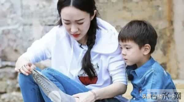 12岁嗯哼下巴后缩 小小一只 没有遗传双眼皮 脸型像杜江 五官像霍思燕