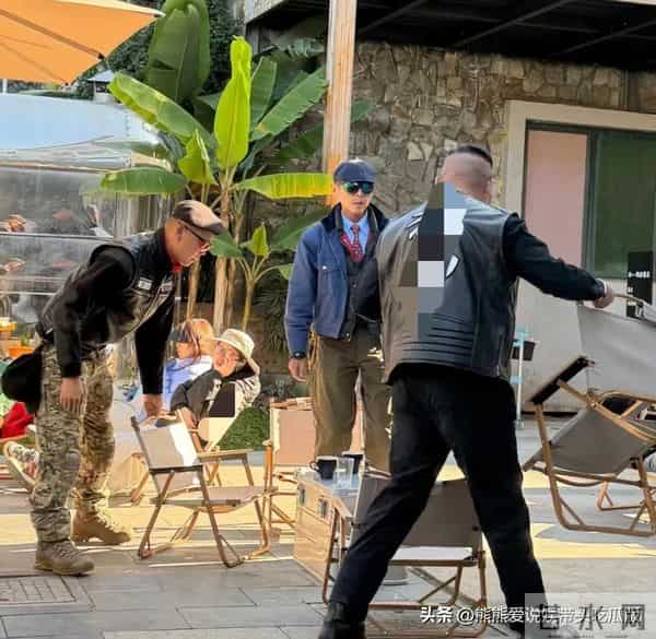 网红大冰在云南大理被偶遇，一边聊天一边抽烟，看起来好悠闲！