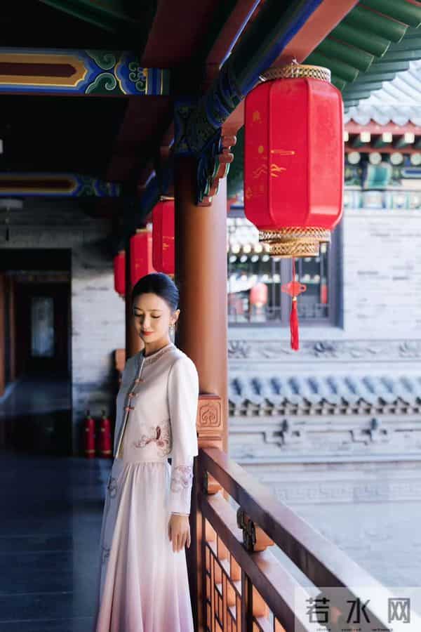 佟丽娅回母校！晒美照庆中戏75周年，依然是校花站C位，靳东也在