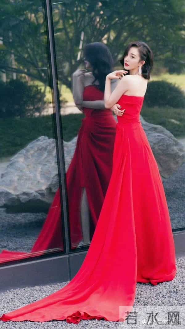 杨幂红裙玉足娇艳欲滴~