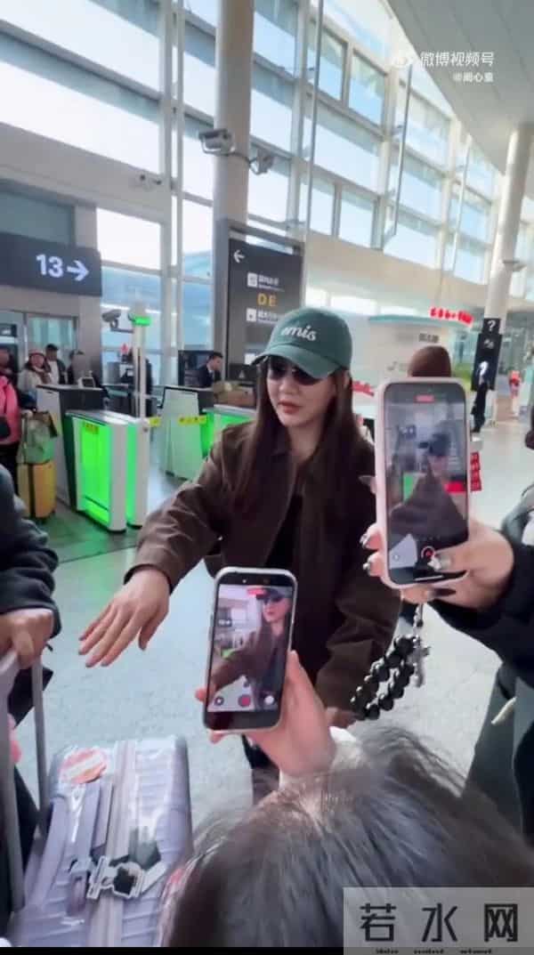 陈梦机场变秀场！穿麂皮夹克配蕾丝围帘喇叭裤，酷飒温柔切换自如