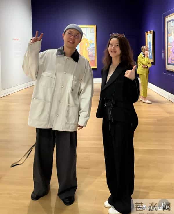 章泽天素颜皮肤紧致似少女 又和杜海涛伦敦同框 一起吃饭比耶合影