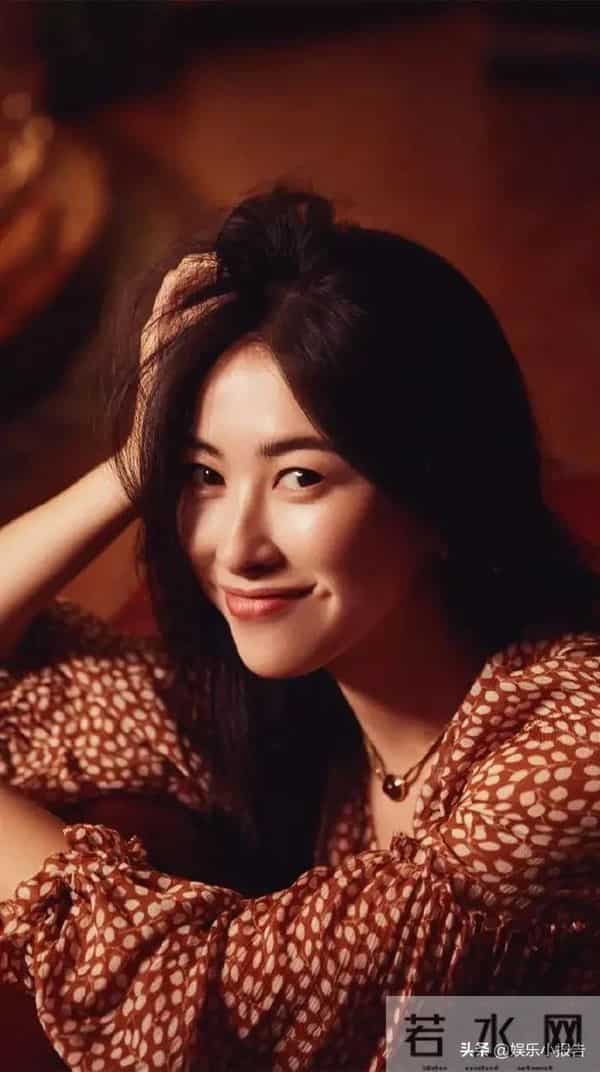 41岁的朱珠在重庆跟朋友聚，穿亮片裙，蹬高跟鞋，那叫一个贵气。