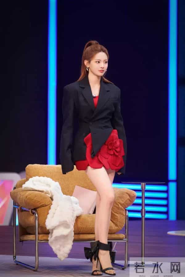 杨超越令人心动的offer造型[期待]超越妹妹可盐可甜