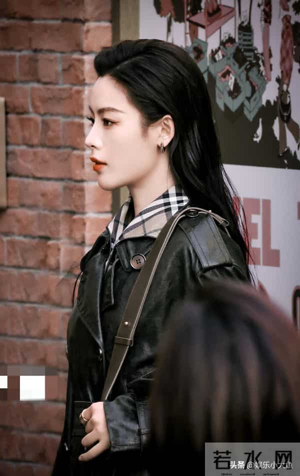 陈丽君现身精品店开幕活动，皮衣配湿发背头，刚柔并济的气质好美