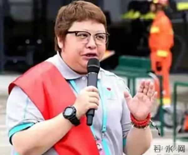 香港大火烧穿七座楼，千万善款撕开争议幕布，真相藏在行动里。