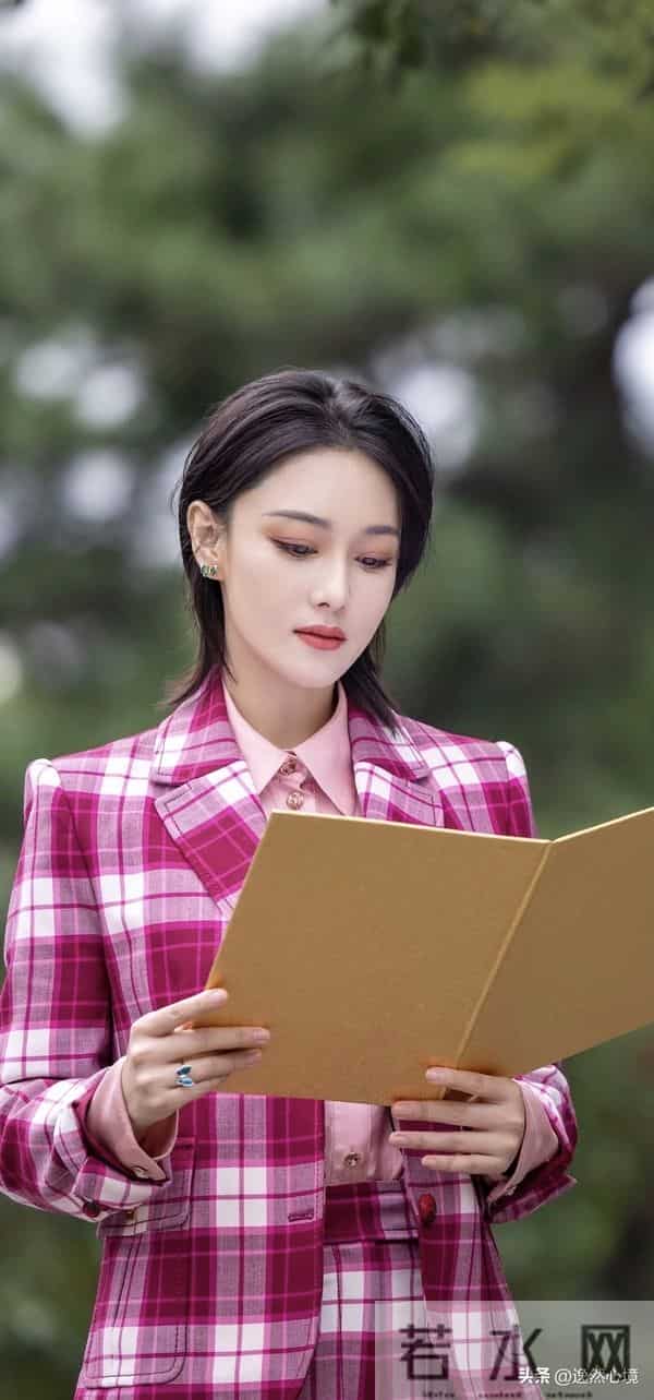 张馨予中国风造型 ‖ 旗袍+格子西装，经典美人胚子