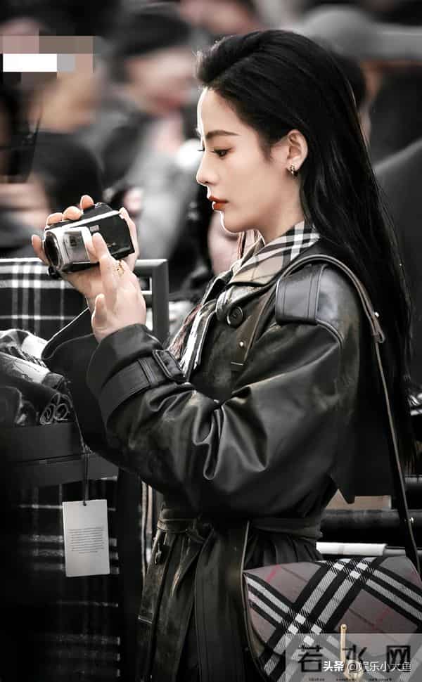 陈丽君现身精品店开幕活动，皮衣配湿发背头，刚柔并济的气质好美