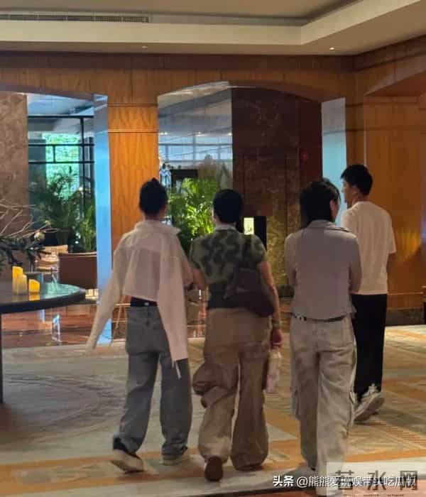 55岁钟丽缇和女儿现身新加坡逛商场，身材丰腴，背影看起来好年轻