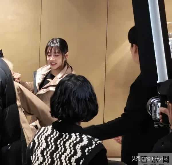 于晓光夫妻合体捞金 46岁秋瓷炫紧身短裙 空气刘海 笑容甜美似少女