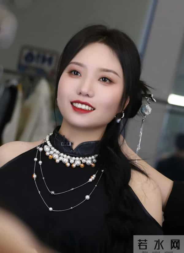 穿露肩旗袍的李雪琴，竟然被网友热议！