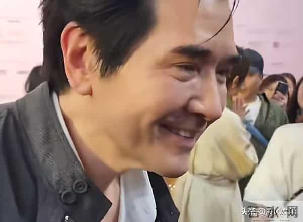 64岁费翔独居英国，房子自带超大花园，母亲去世后养猫为伴不孤单