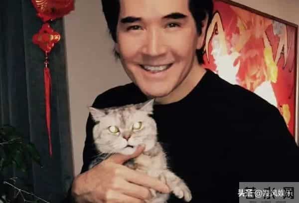 64岁费翔独居英国，房子自带超大花园，母亲去世后养猫为伴不孤单