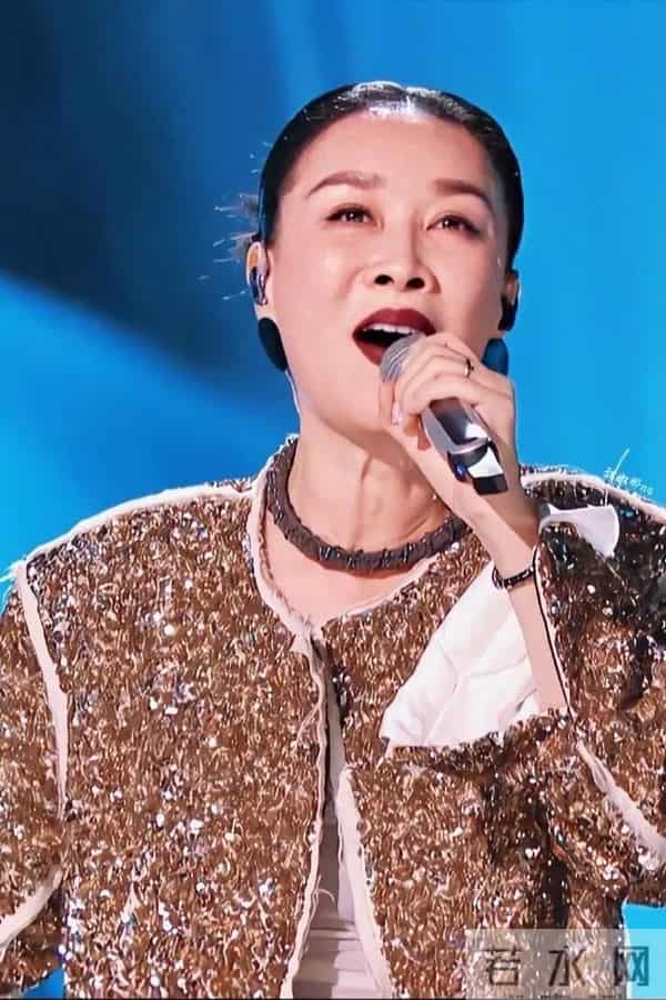 一场生日，戳穿了58岁那英的江湖地位，周深确实一个字都没说错