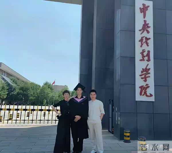 许亚军和儿子同框拍摄时尚大片，这是他和前妻何晴的孩子，叫许何