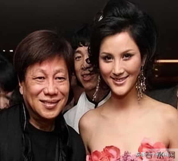 “陈真”梁小龙：定居成都当老板，77岁身手矫健，儿女双全很幸福