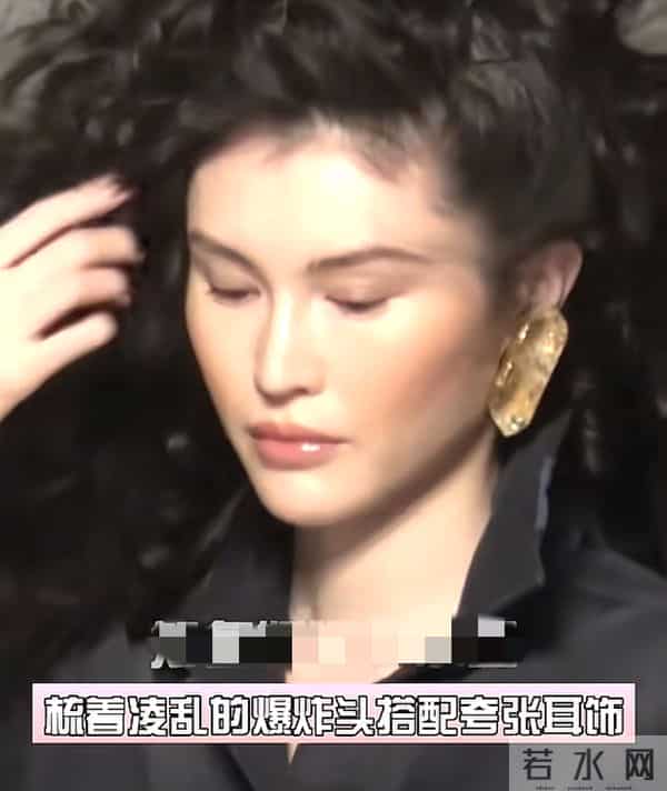 何穗产后复工，烫爆炸头五官变柔和，和陈伟霆交替带娃搭配默契