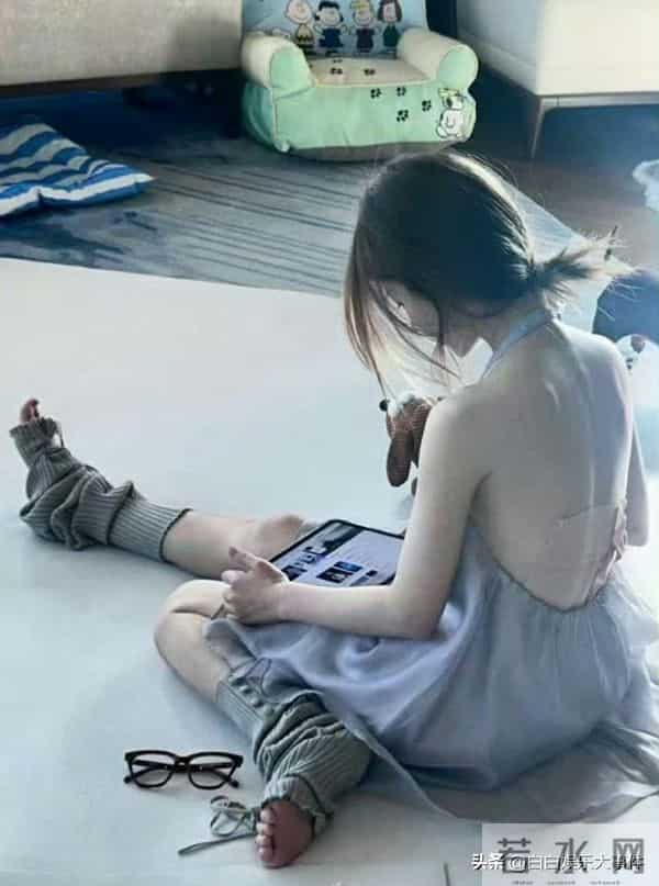 赵露思好可怜，又瘦又小背上贴满了膏药，看了好心疼！