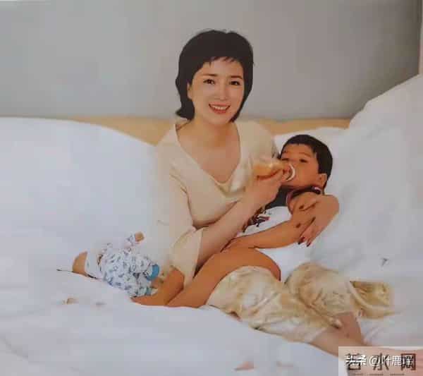 许亚军和儿子同框拍摄时尚大片，这是他和前妻何晴的孩子，叫许何