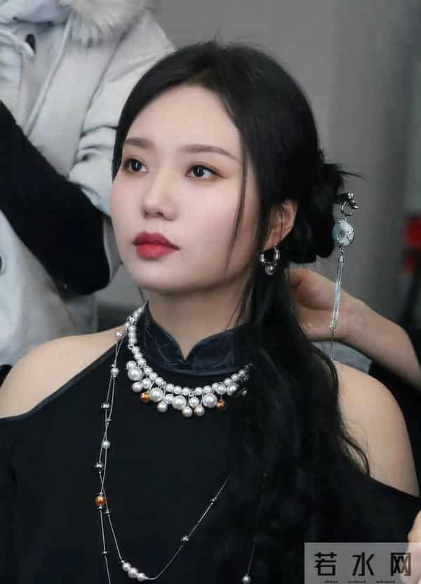 穿露肩旗袍的李雪琴，竟然被网友热议！