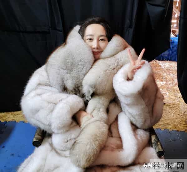 原来他俩是夫妻，官宣结婚不到两个月，她就演《大生意人》再翻红