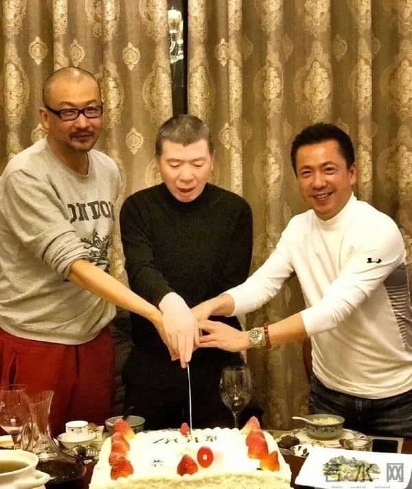 曝“华谊兄弟”王中磊欠债22亿，搬进破败小院生活，妻子带货还债