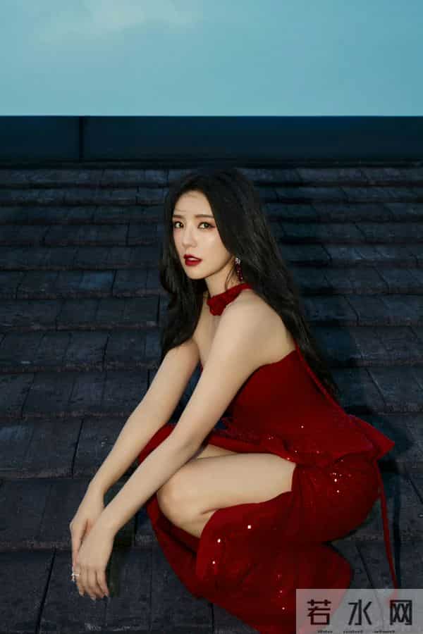 赵奕欢红裙热烈，优雅迷人