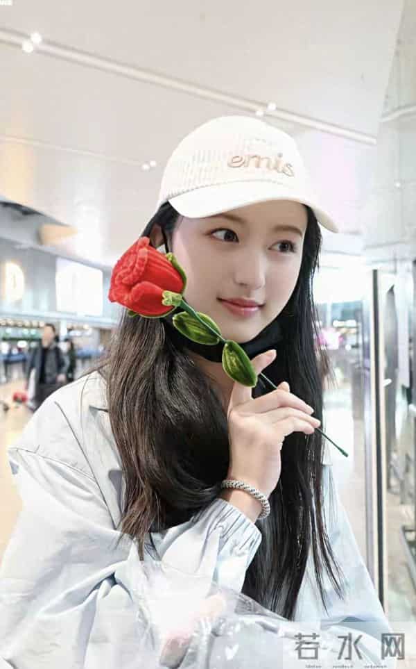 一场视觉盛宴!裴佳欣的美让人眼睛一亮