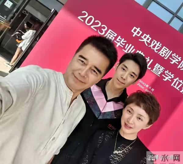 许亚军和儿子同框拍摄时尚大片，这是他和前妻何晴的孩子，叫许何