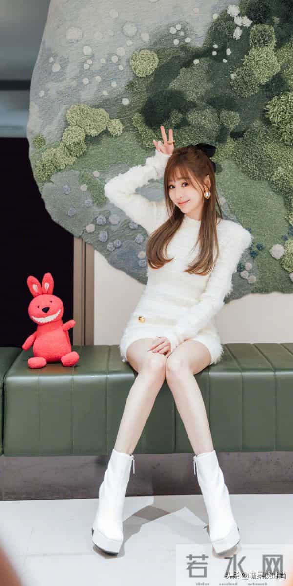 43岁的王心凌，真是越来越会打扮了，2套女人味十足的搭配，真美