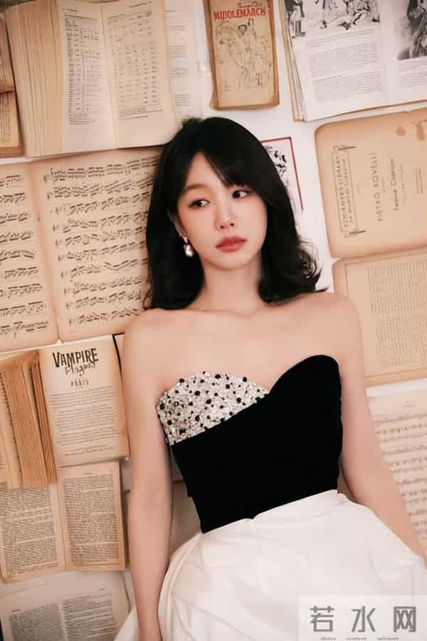 条纹椅撒娇：徐梦洁蓬蓬裙侧头笑