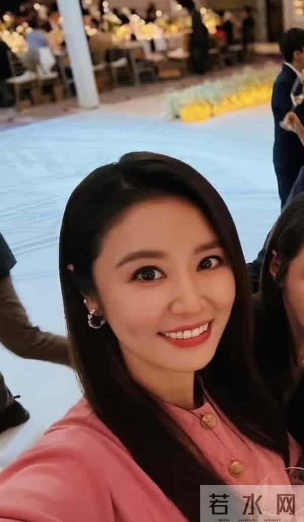 林心如霍建华参加许玮甯婚礼，晒合照颜值优越，老干部越来越开朗