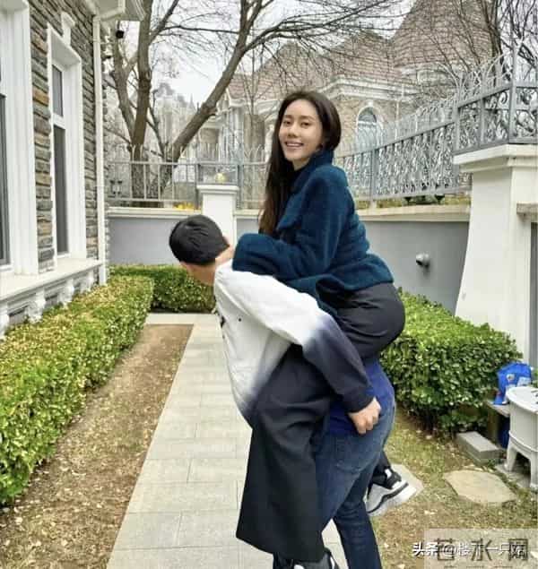 于晓光夫妻合体捞金 46岁秋瓷炫紧身短裙 空气刘海 笑容甜美似少女