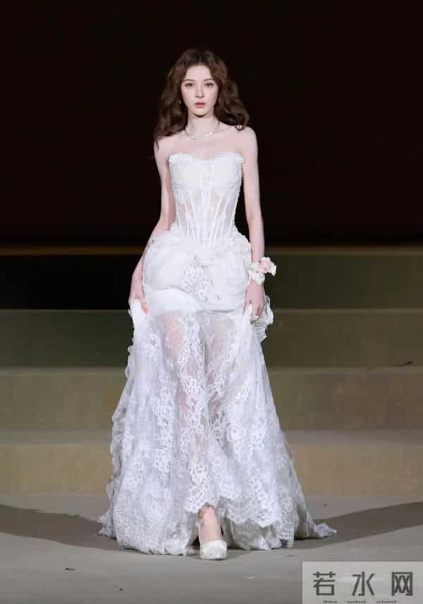 张予曦性感蕾丝抹胸礼服