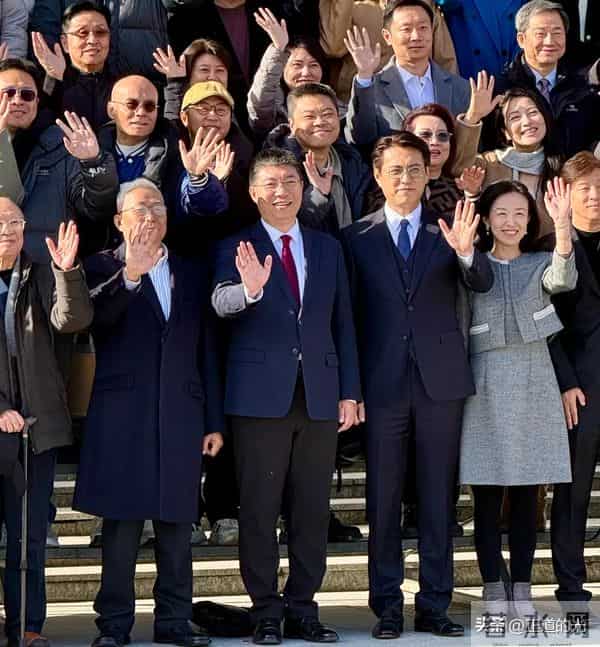 42岁佟丽娅和48岁靳东回中央戏剧学院庆母校75周年 差6岁像两代人