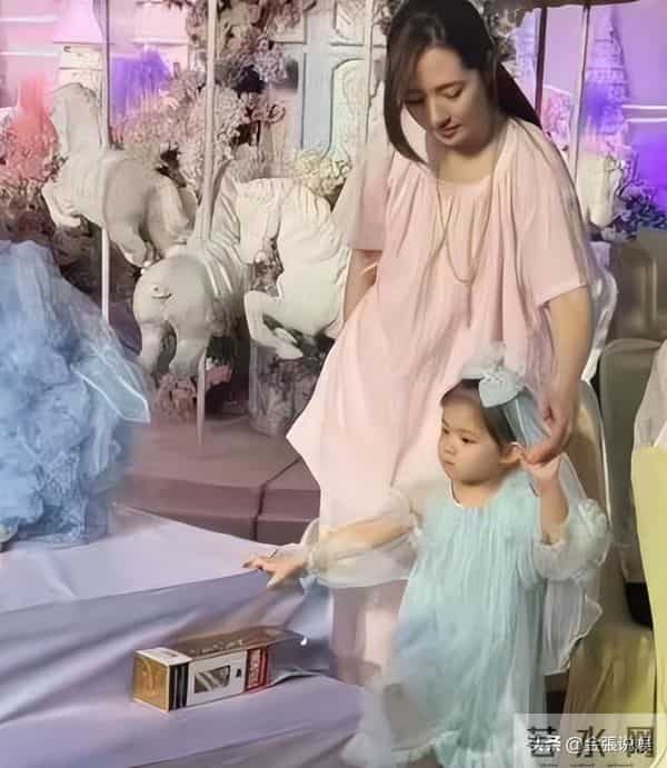 郭碧婷三亚走秀，双目无神被张予曦抢风头，曾曝女儿被同学孤立