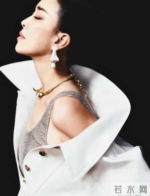 一场生日，戳穿了58岁那英的江湖地位，周深确实一个字都没说错