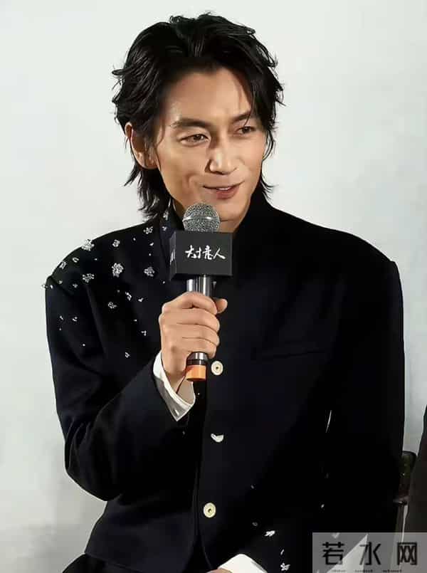 年纪大了就别尬演美男！油光满面脸部肿胀，这是迷倒女人的皮囊？