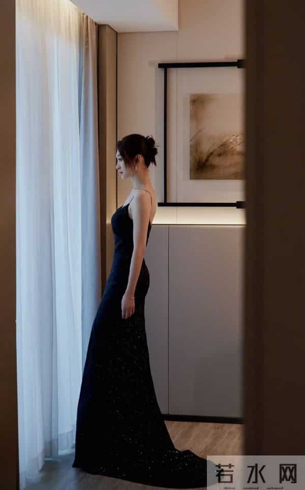 李小冉黑色吊带长裙，尽显婀娜身姿！
