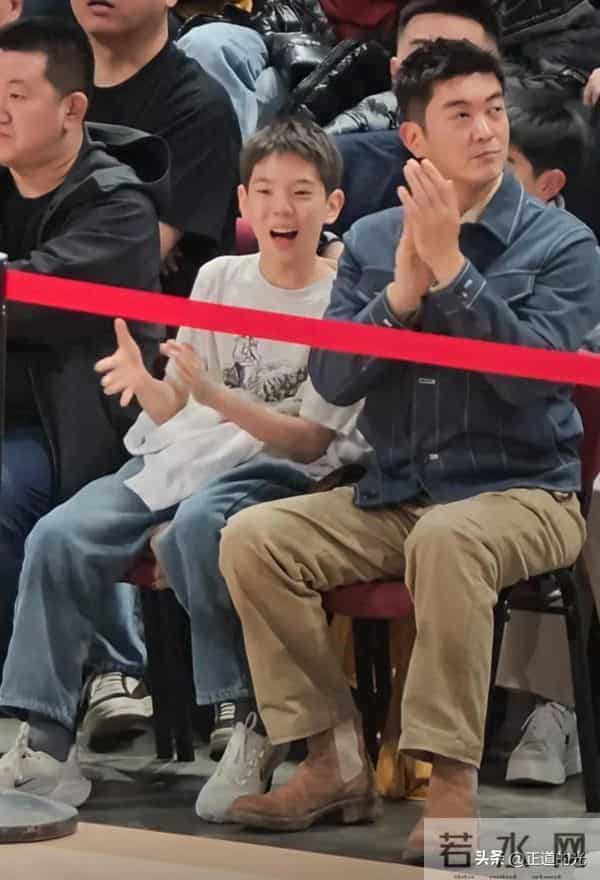 杜江带儿子看男篮比赛 嗯哼龅牙 两颊鼓像金鱼嘴 12岁身高近1米7