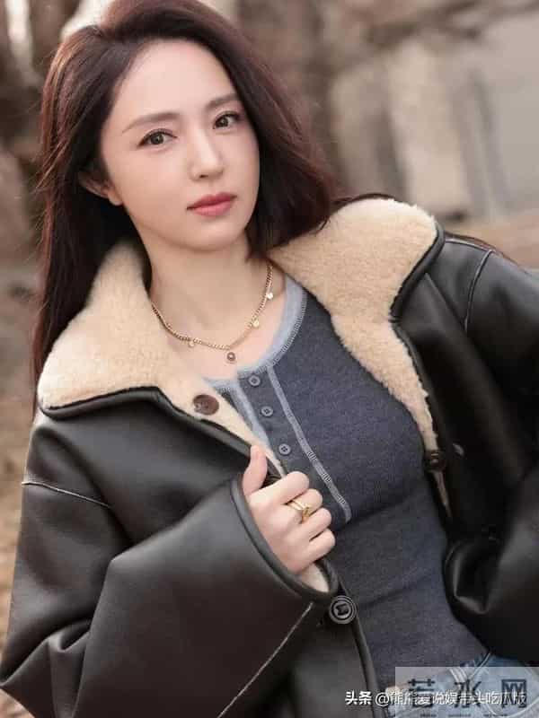 董璇私服穿搭真时髦！穿皮毛一体外套+针织衫+牛仔裤，简约又高级