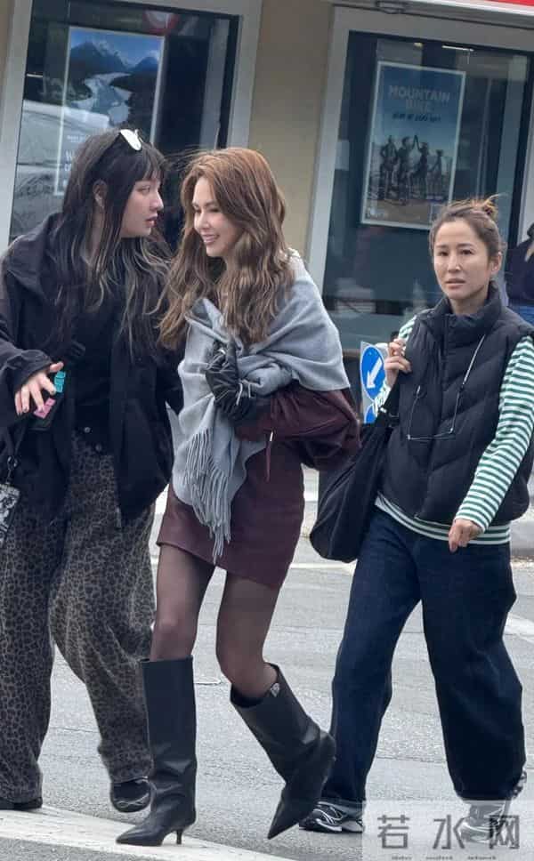 昆凌短裙黑丝袜长皮靴新西兰拍摄，近距离看真美！