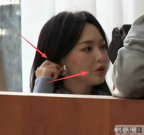 葬礼五天后唐嫣复工，法令纹凹陷状态憔悴，脸肿成发面馒头不敢认