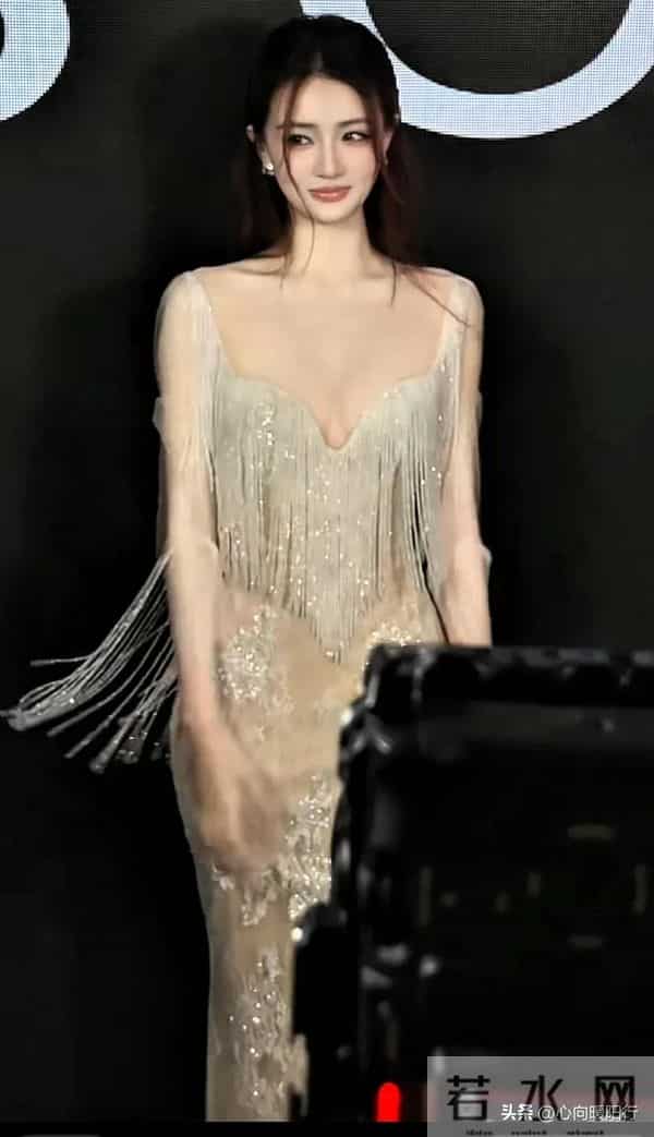 一眼沦陷！徐璐婚纱周穿流苏礼服，腰细肩挺还带软肉感，状态绝了