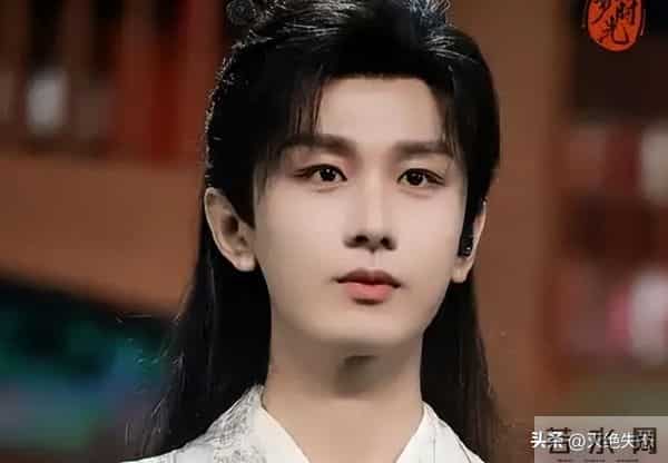 风向变了！35岁成毅拍戏受伤，深夜回应报平安，央媒发文为其撑腰